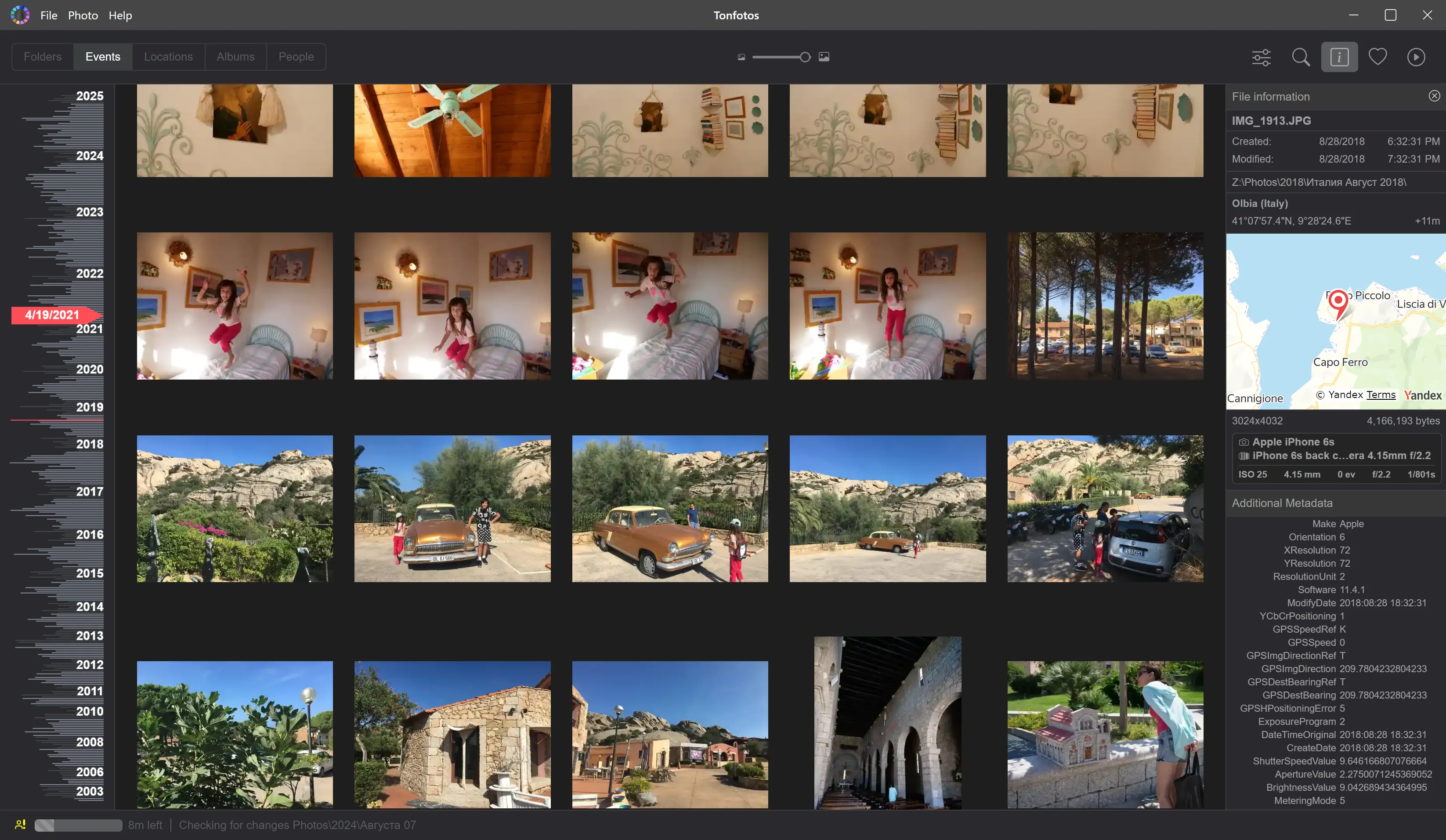 The left pane shows the event dates overlaying the histogram with the number of photos taken each month