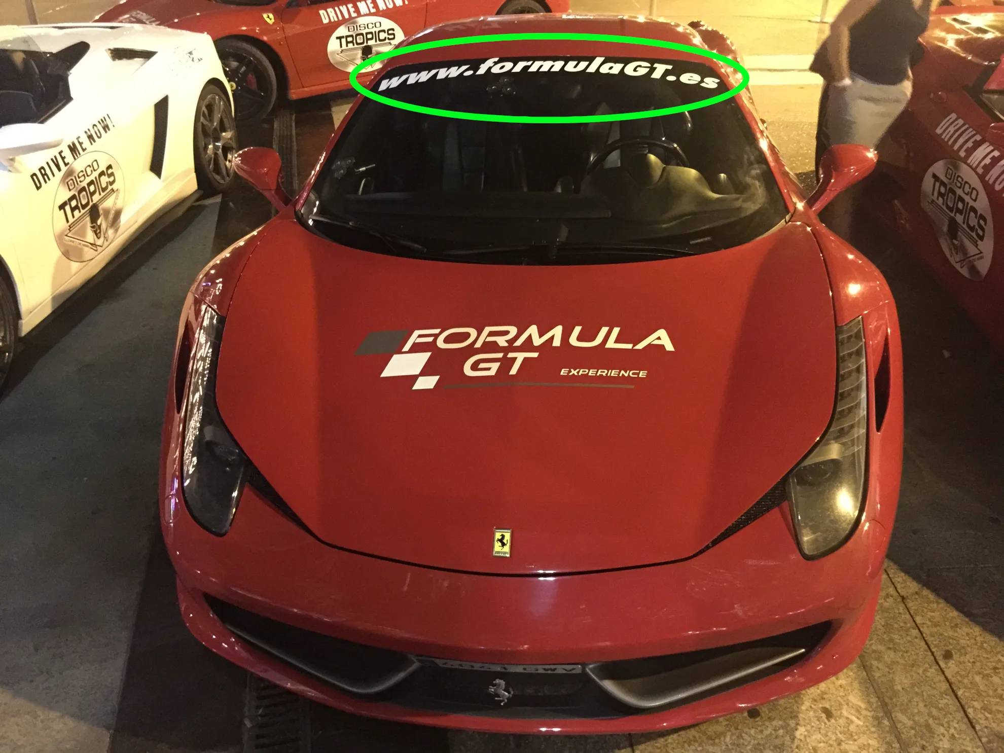 Photo d’une voiture avec une adresse de site Web en domaine espagnol sur le pare-brise