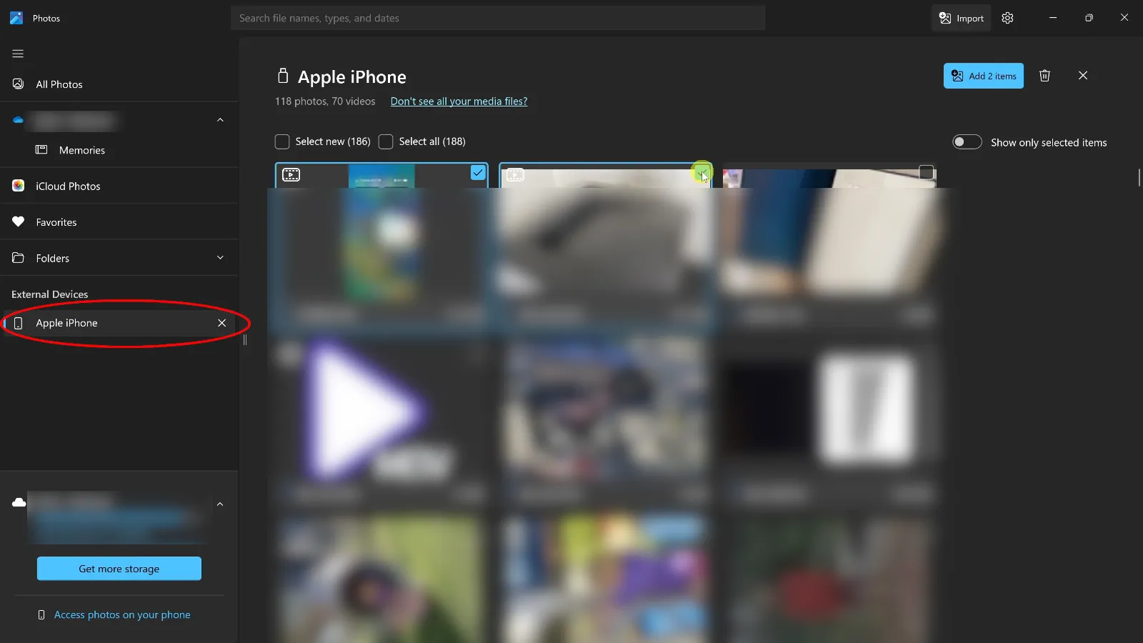 Процесс выбора фотографий перед переносом из iPhone в компьютер с Windows.
