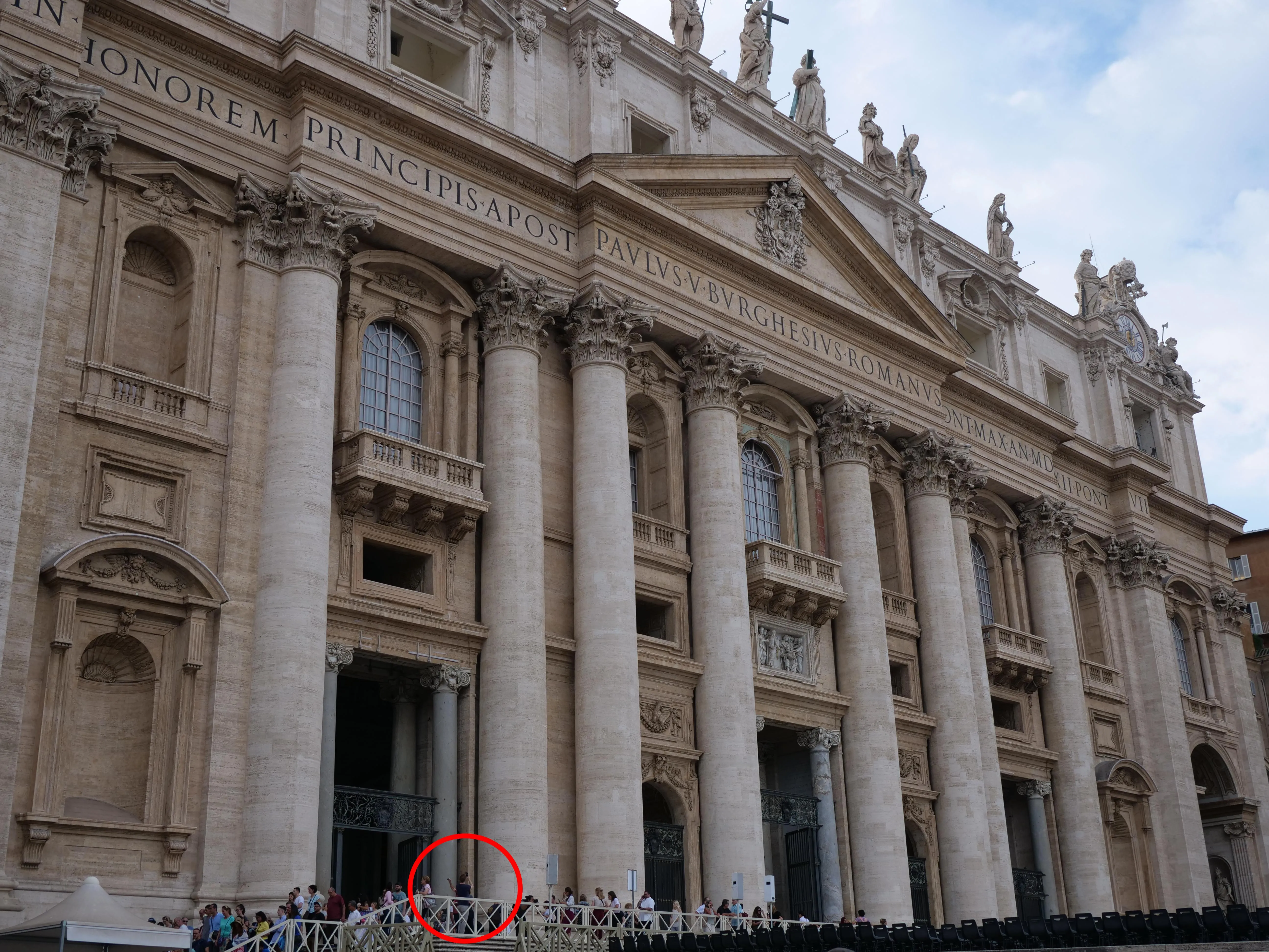 Let's look at the small details using this photo as an example.
